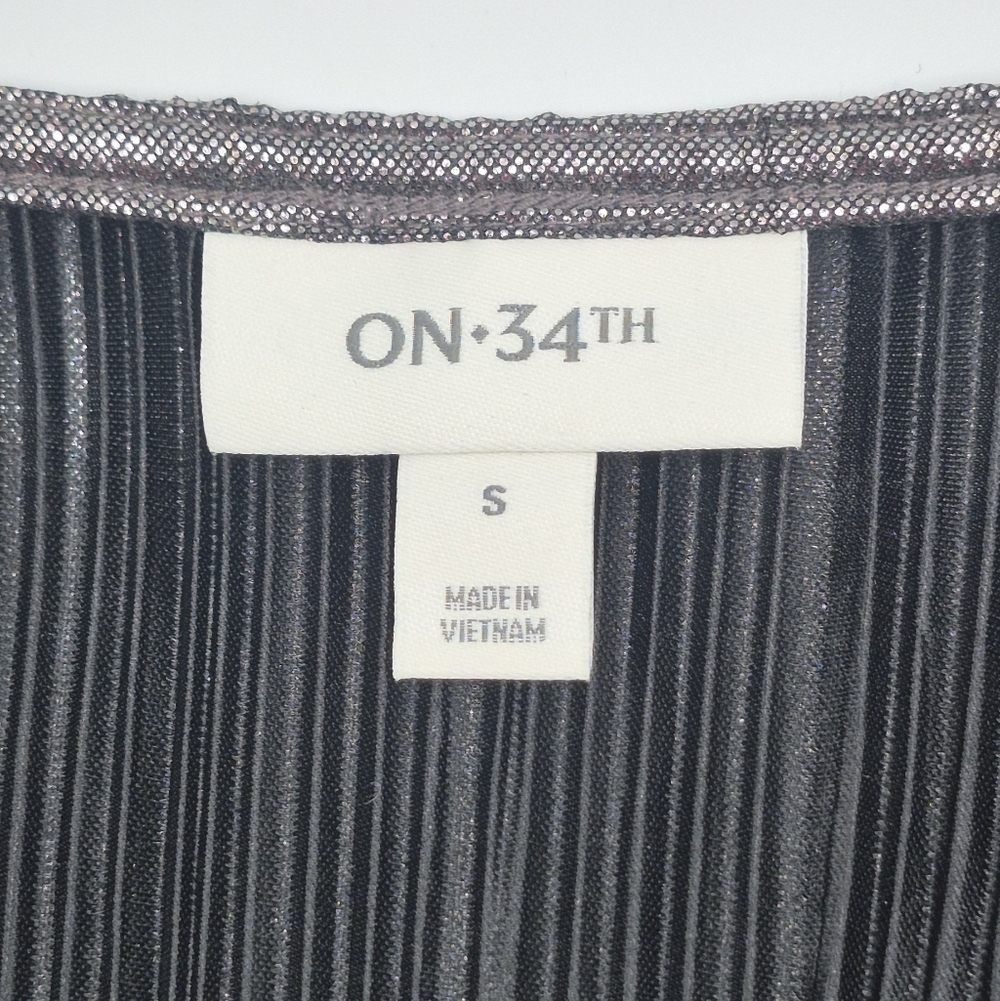 On Running Shiny Gray Blouse - Picture 3 of 5